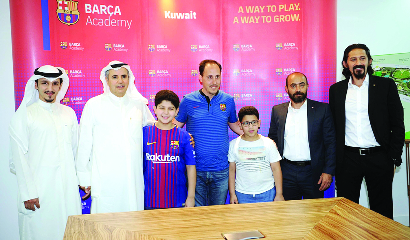 عدد من البراعم مع المدير التنفيذي 