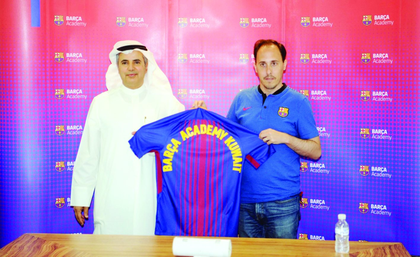 ممثل النادي الكاتالوني فريدي مارتن مهدياً الإبراهيم قميص برشلونة 