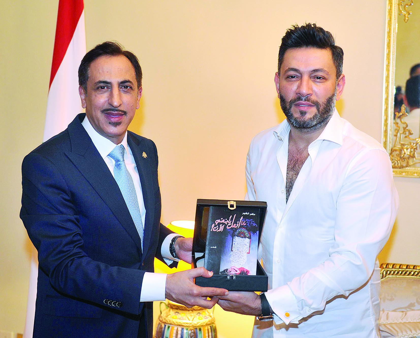 ماهر الخير مُهدياً برجي نسختين من إصداراته الشعرية