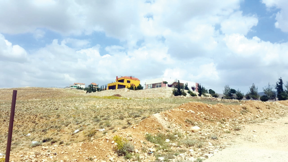  التلة المرفوعة على كفّ نحو 1200 متر