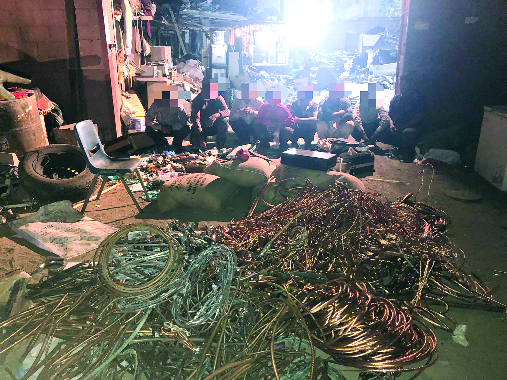 أفراد العصابة وأمامهم المسروقات 