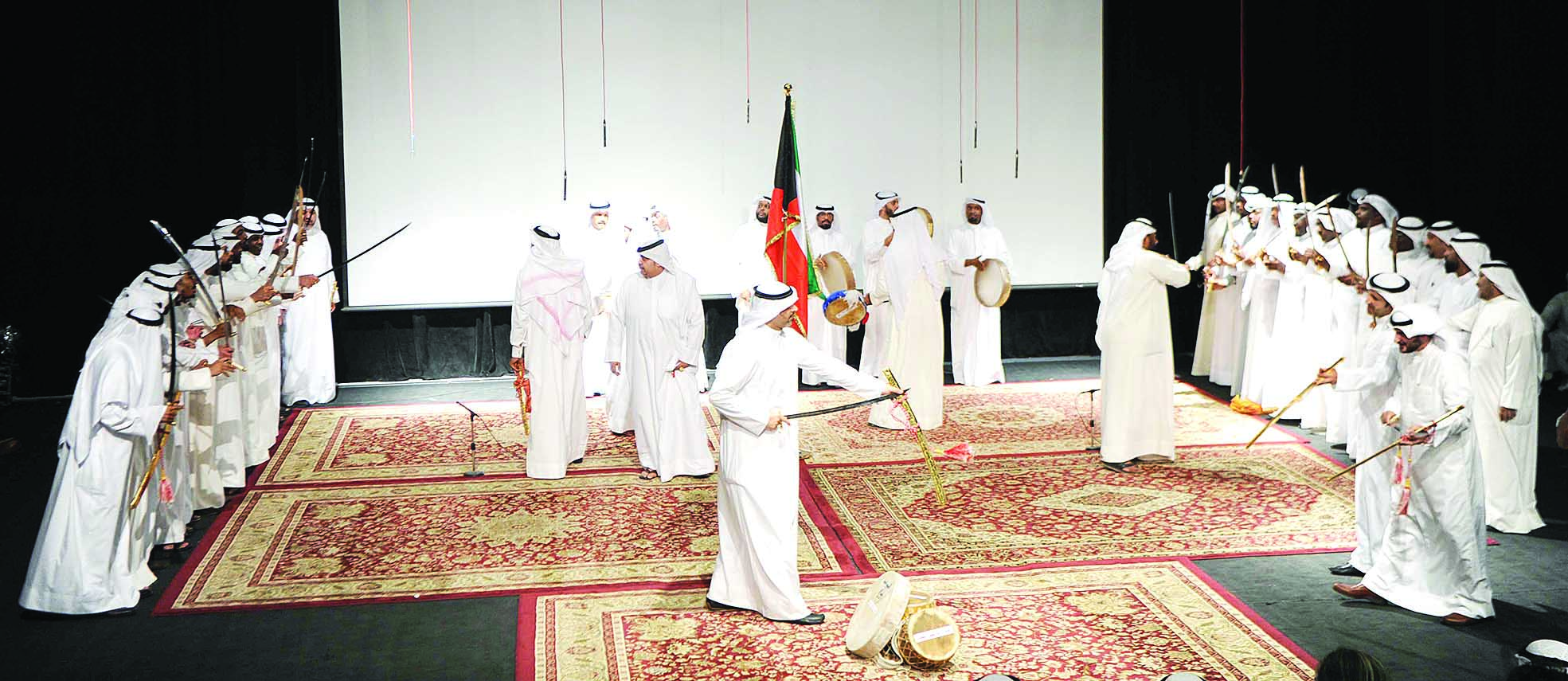  فرقة «الزايد» تؤدي العرضة