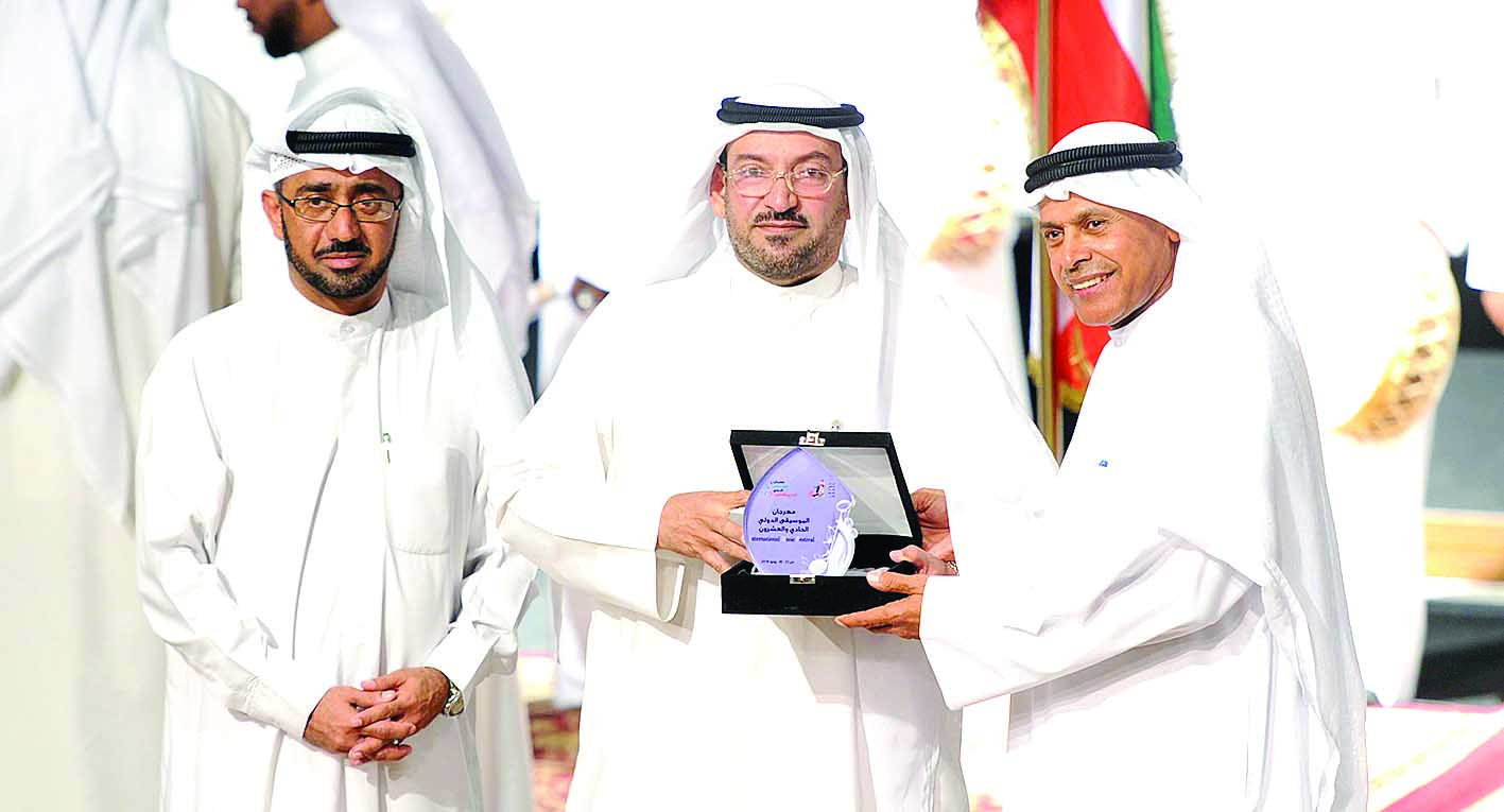 عبدالرحمن الزايد يتسلّم درعاً تكريمية