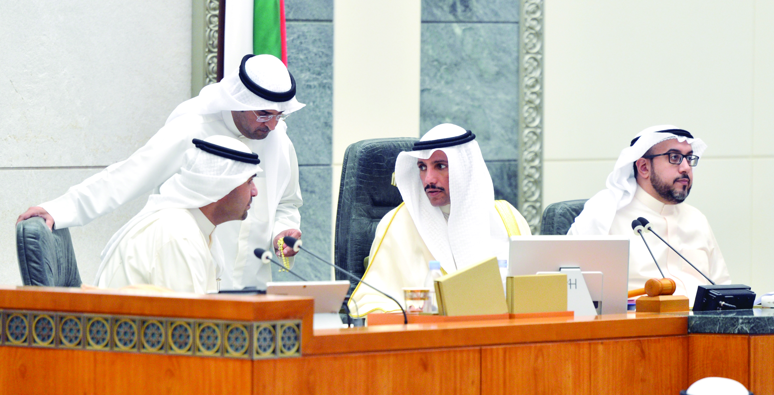  u0627u0644u063au0627u0646u0645 u0641u064a u062du062fu064au062b u0645u0639 u0627u0644u0635u0627u0644u062d u0639u0644u0649 u0645u0646u0635u0629 u0627u0644u0631u0626u0627u0633u0629 (u062au0635u0648u064au0631 u0646u0627u064au0641 u0627u0644u0639u0642u0644u0629)