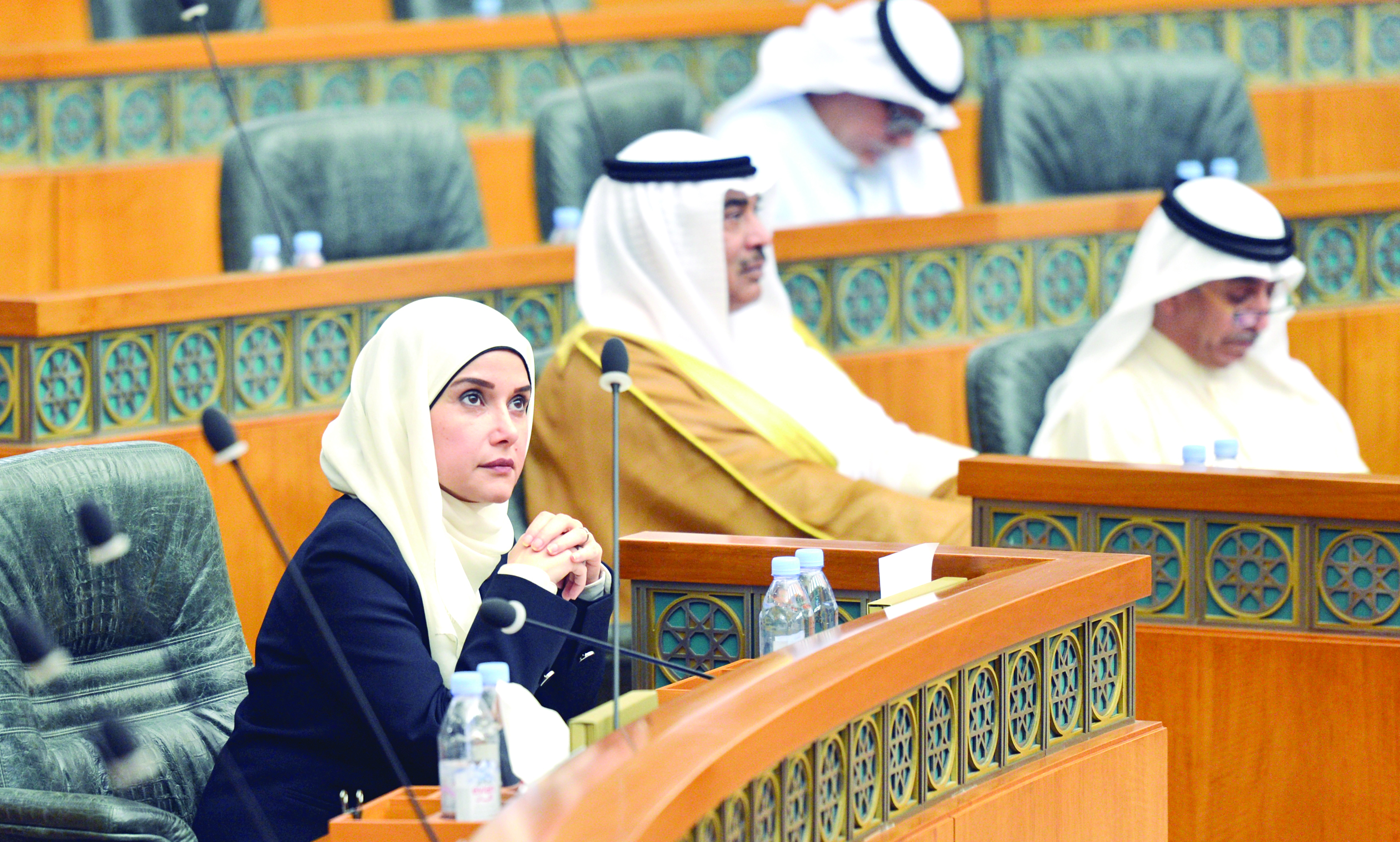 صباح الخالد وجنان بوشهري يتابعان الجلسة