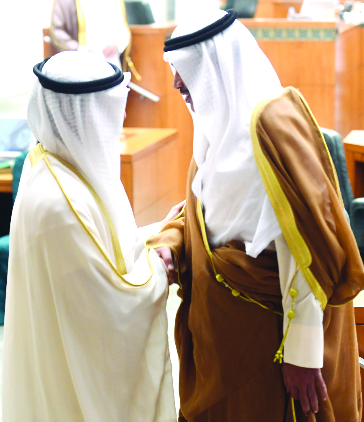 الخالد مصافحا الغانم في ختام الجلسة