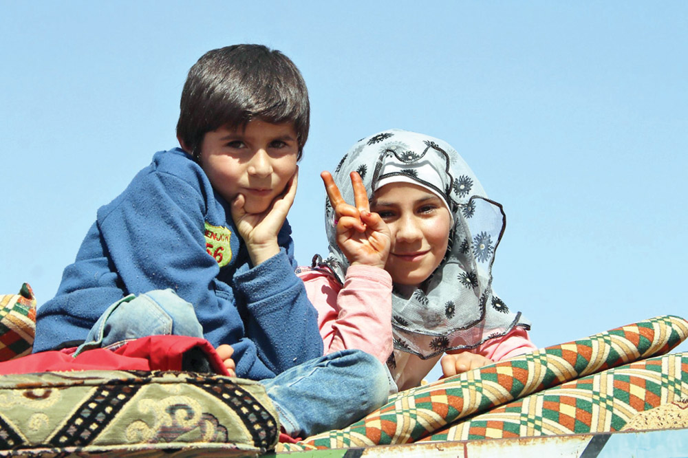 u0637u0641u0644u0627u0646 u0633u0648u0631u064au0627u0646 u0648u0639u0644u0627u0645u0629 u0627u0644u0646u0635u0631 u0642u0628u064au0644 u0639u0648u062fu062au0647u0645u0627 u0645u0639 u0645u0626u0627u062a u0627u0644u0646u0627u0632u062du064au0646 u0645u0646 u0644u0628u0646u0627u0646 u0625u0644u0649 u0633u0648u0631u064au0629 tt(u0627 u0641 u0628)