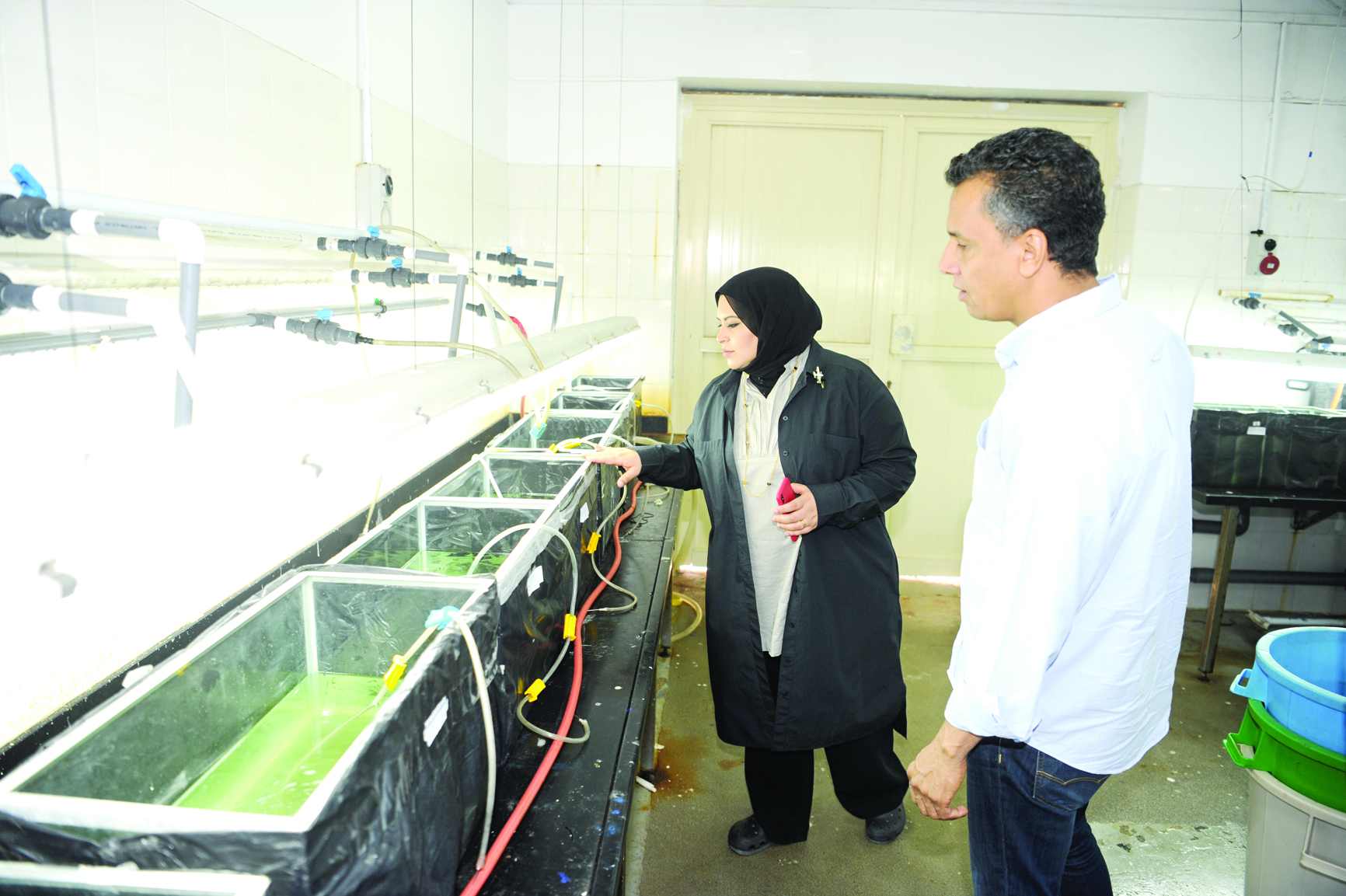 ... وتشرح كيفية التعامل مع «زراعات الأسماك»    		   (تصوير طارق عزالدين) 