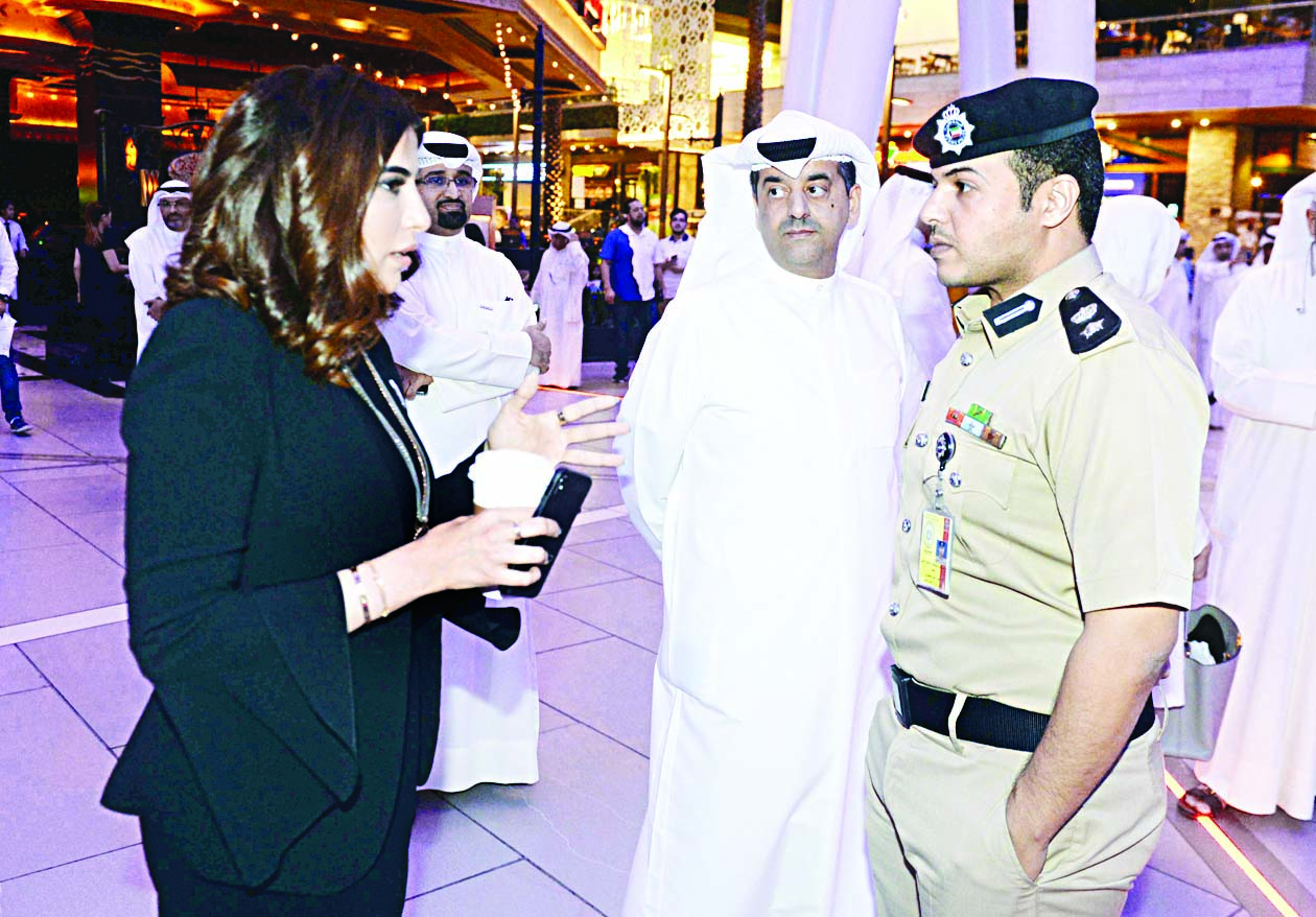 وليد الخشتي وناصر بوصليب متحدثين للزميلة أسرار الأنصاري		      (تصوير زكريا عطية)