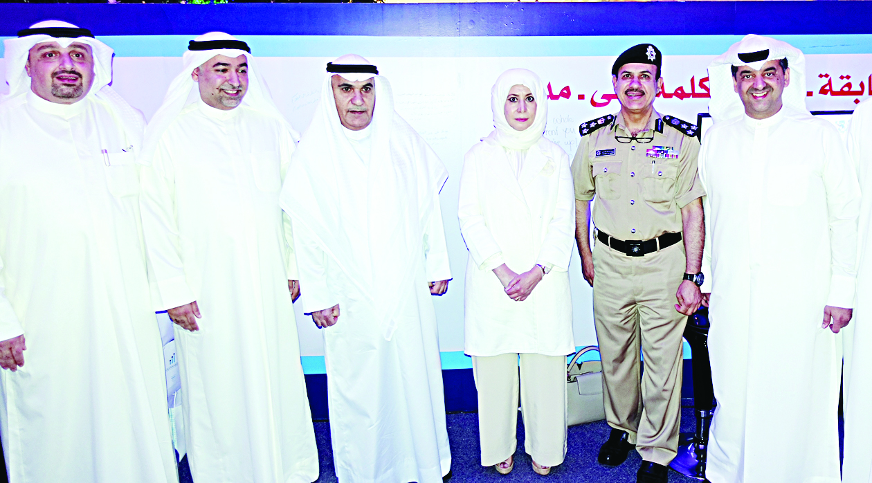 قياديو «الداخلية» في جناح «زين» خلال افتتاح المعرض 