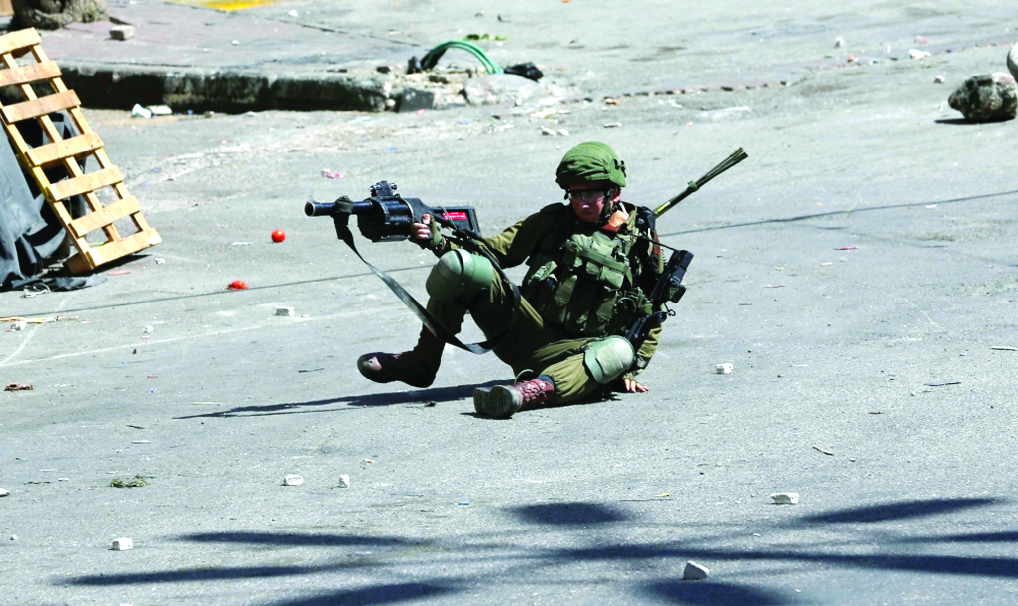 u062cu0646u062fu064a u0625u0633u0631u0627u0626u064au0644u064a u0623u0635u064au0628 u0628u062du062cu0627u0631u0629 u0645u062au0638u0627u0647u0631u064au0646 u0642u0631u0628 u0631u0627u0645 u0627u0644u0644u0647t(u0631u0648u064au062au0631u0632)