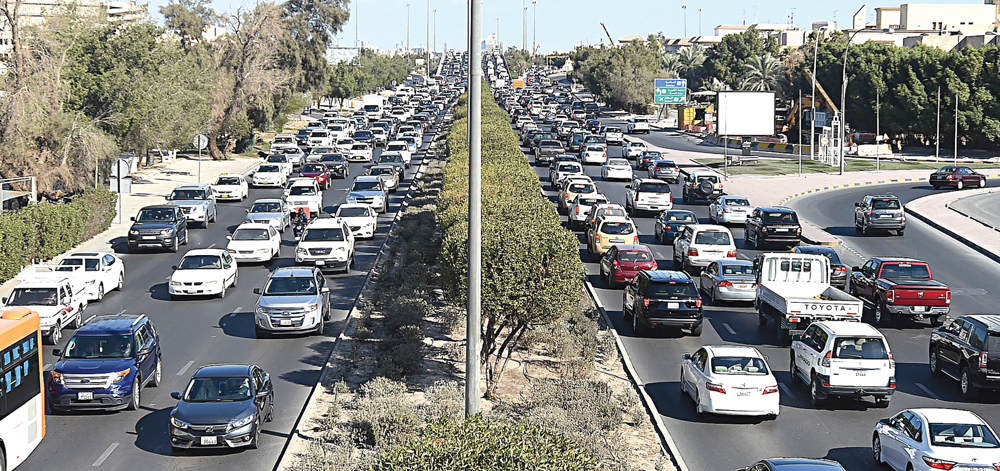 الطريق يختنق بالسيارات ولا مجال للإفلات من الزحام ...مشهد يجسّد الحال غالبية أيام العام 	(تصوير أسعد عبدالله)