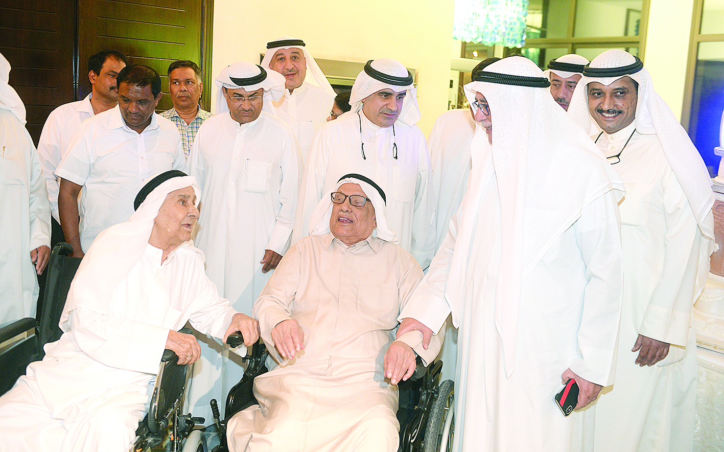 العجيري يحتفل بعيد ميلاده وسط أصدقائه 