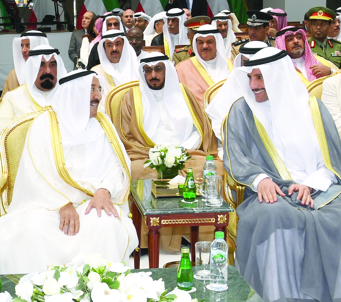 حديث بين سمو الأمير والغانم خلال الافتتاح