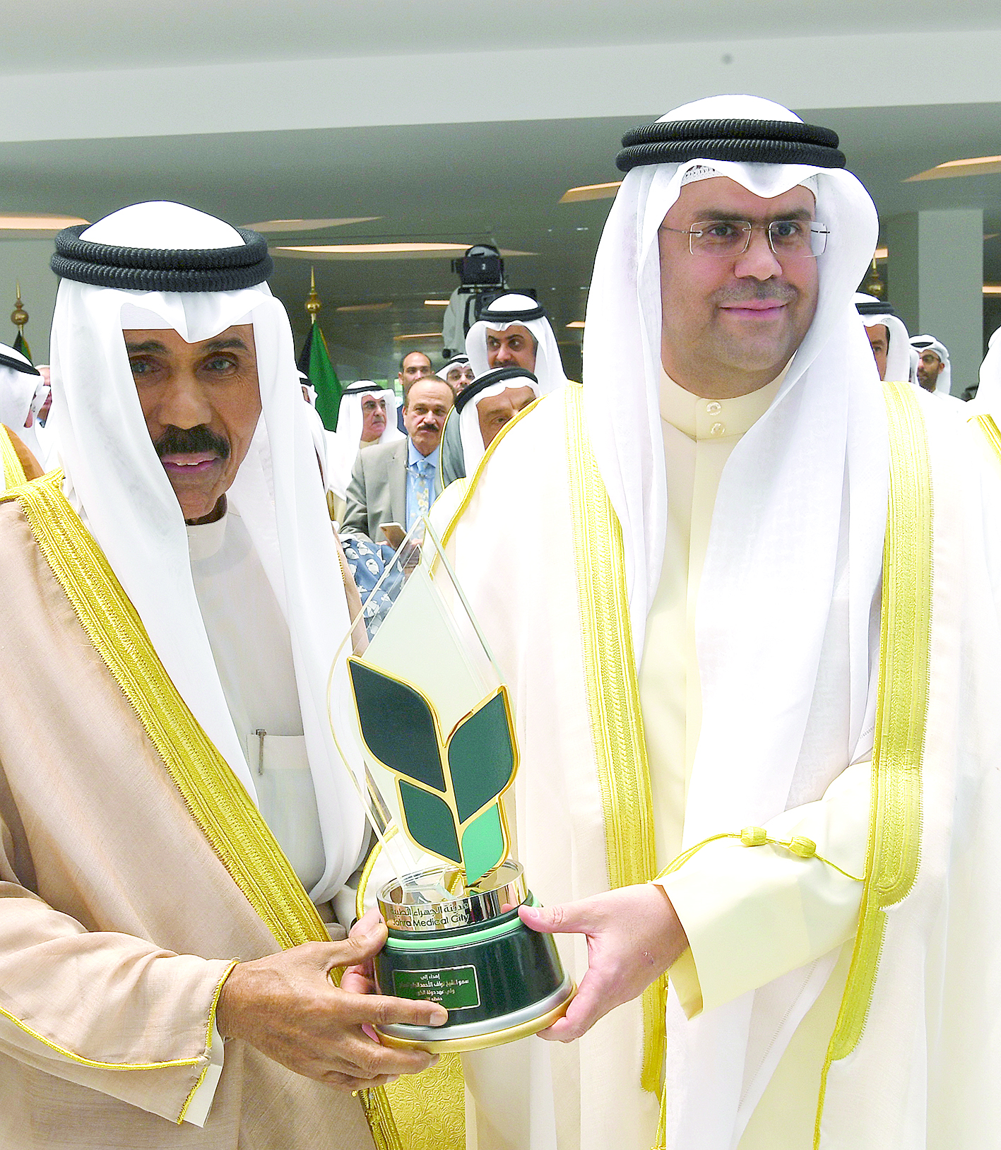 ولي العهد يتسلم هدية تذكارية 