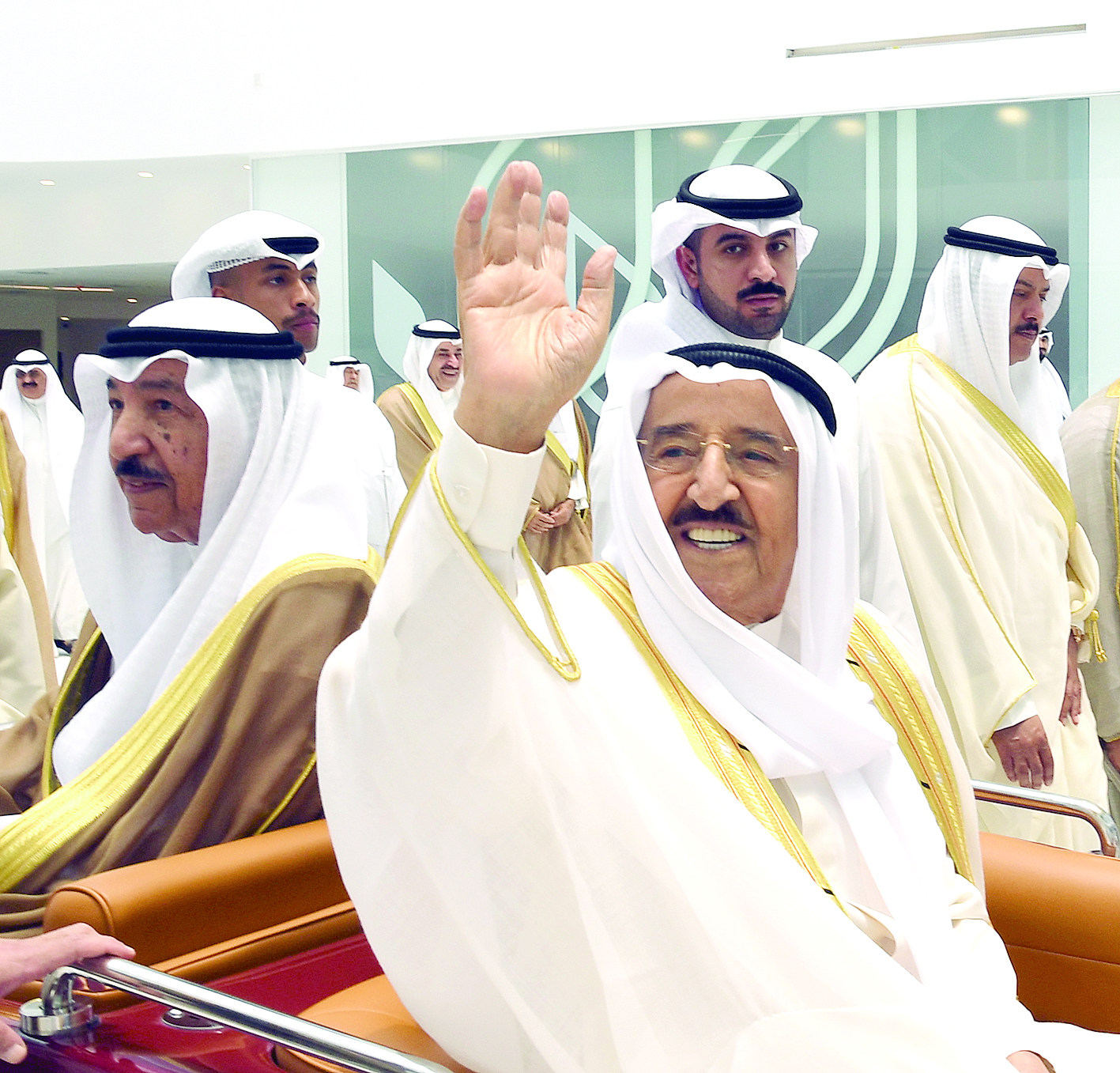 سمو الأمير يحيي الحضور 