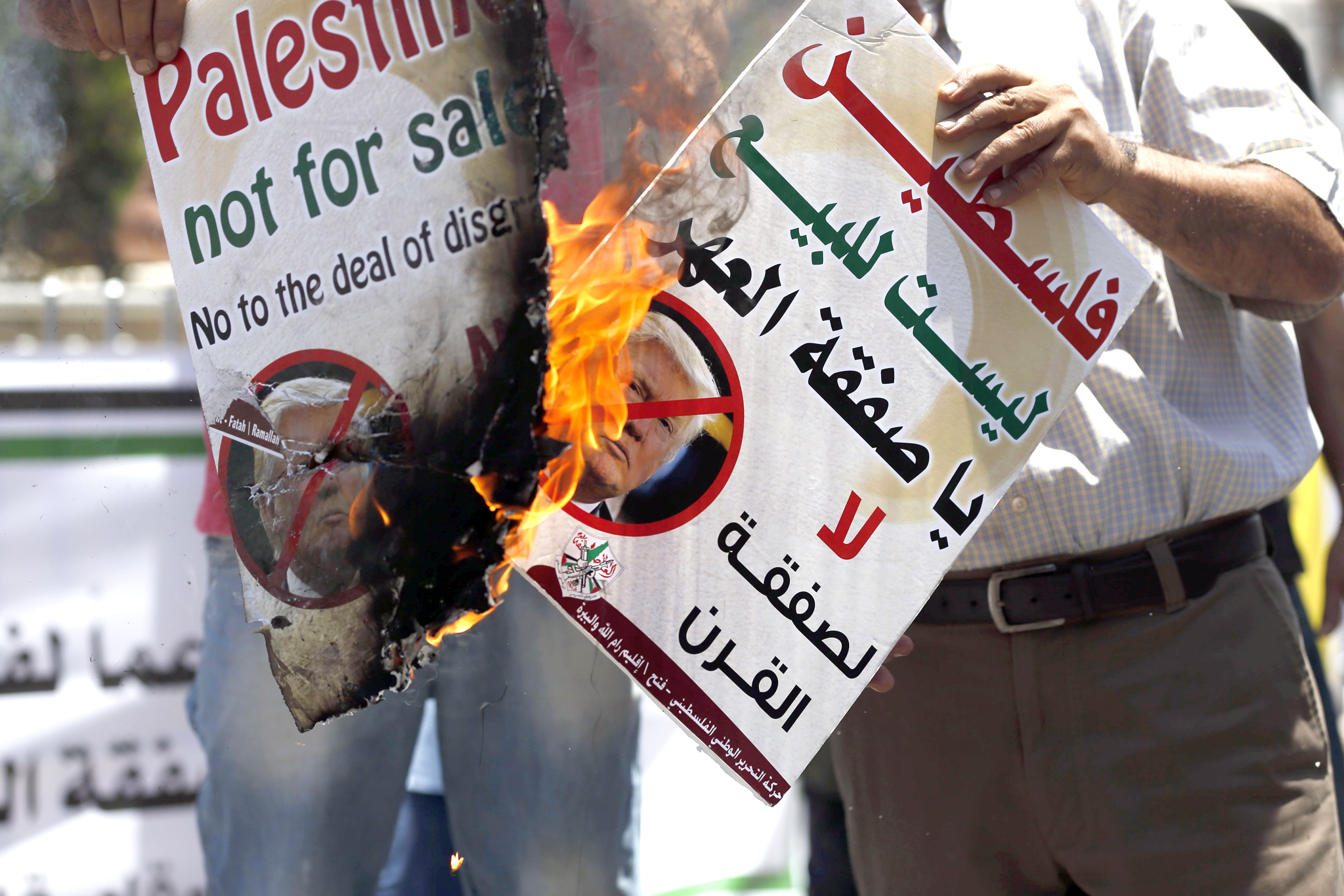 u0645u062au0638u0627u0647u0631 u0641u0644u0633u0637u064au0646u064a u064au062du0631u0642 u0635u0648u0631u0629 u0644u062au0631u0627u0645u0628 u0641u064a u0631u0627u0645 u0627u0644u0644u0647t(u0623 u0641 u0628)