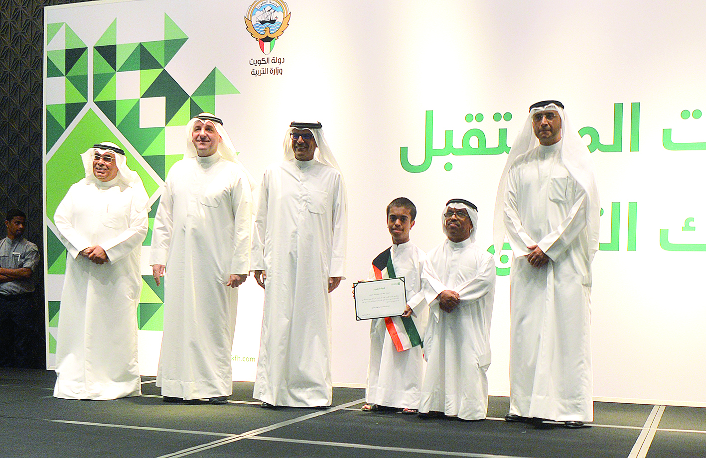 تكريم أحد ذوي الاحتياجات