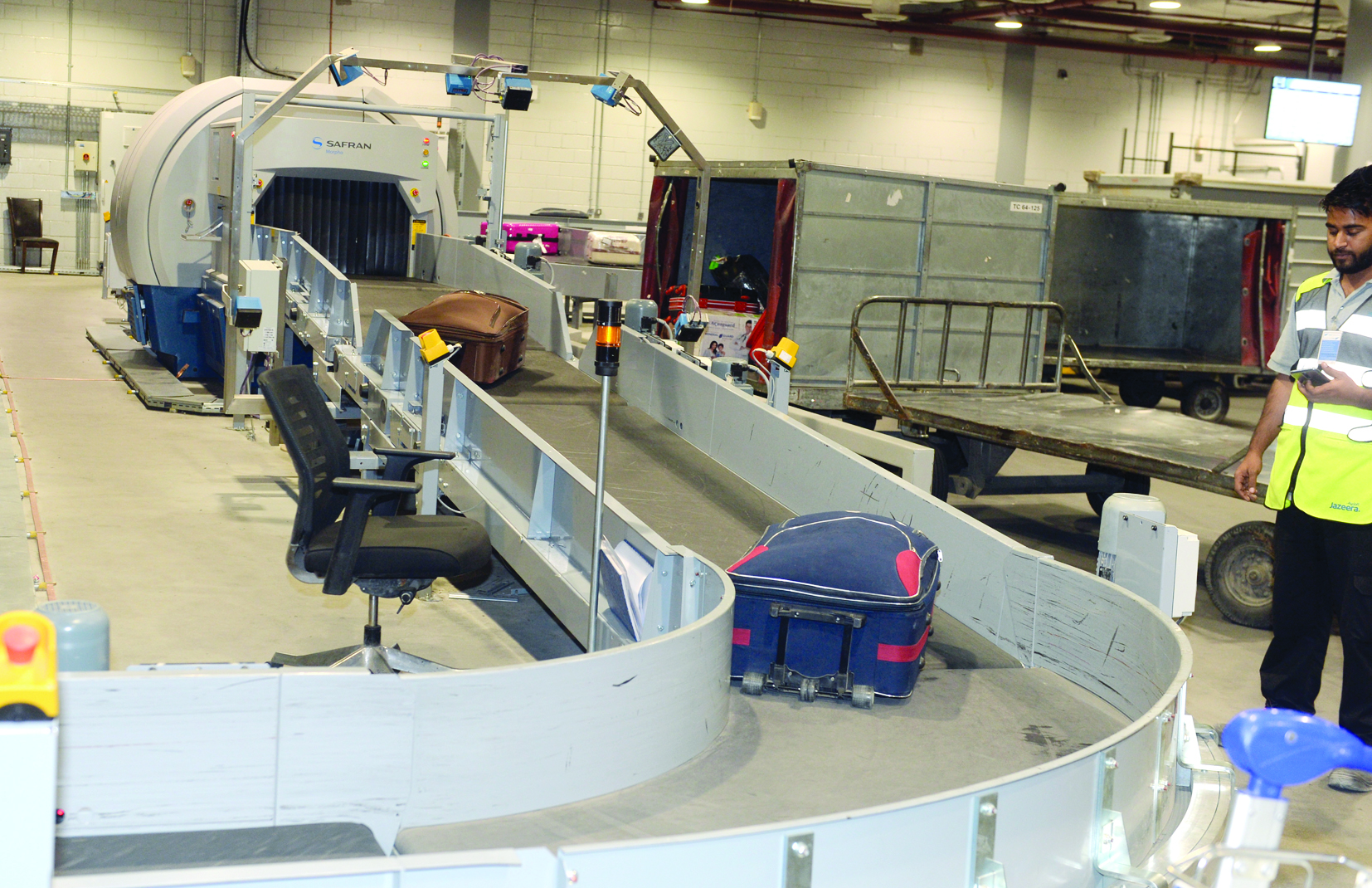 u0627u0644u062cu0647u0627u0632 u0627u0644u062cu062fu064au062f u0644u062au0641u062au064au0634 u0627u0644u062du0642u0627u0626u0628 u0642u0628u0644 u062au0633u0644u064au0645u0647u0627 u0644u0644u0645u0633u0627u0641u0631 t(u062au0635u0648u064au0631 u0632u0643u0631u064au0627 u0639u0637u064au0629)