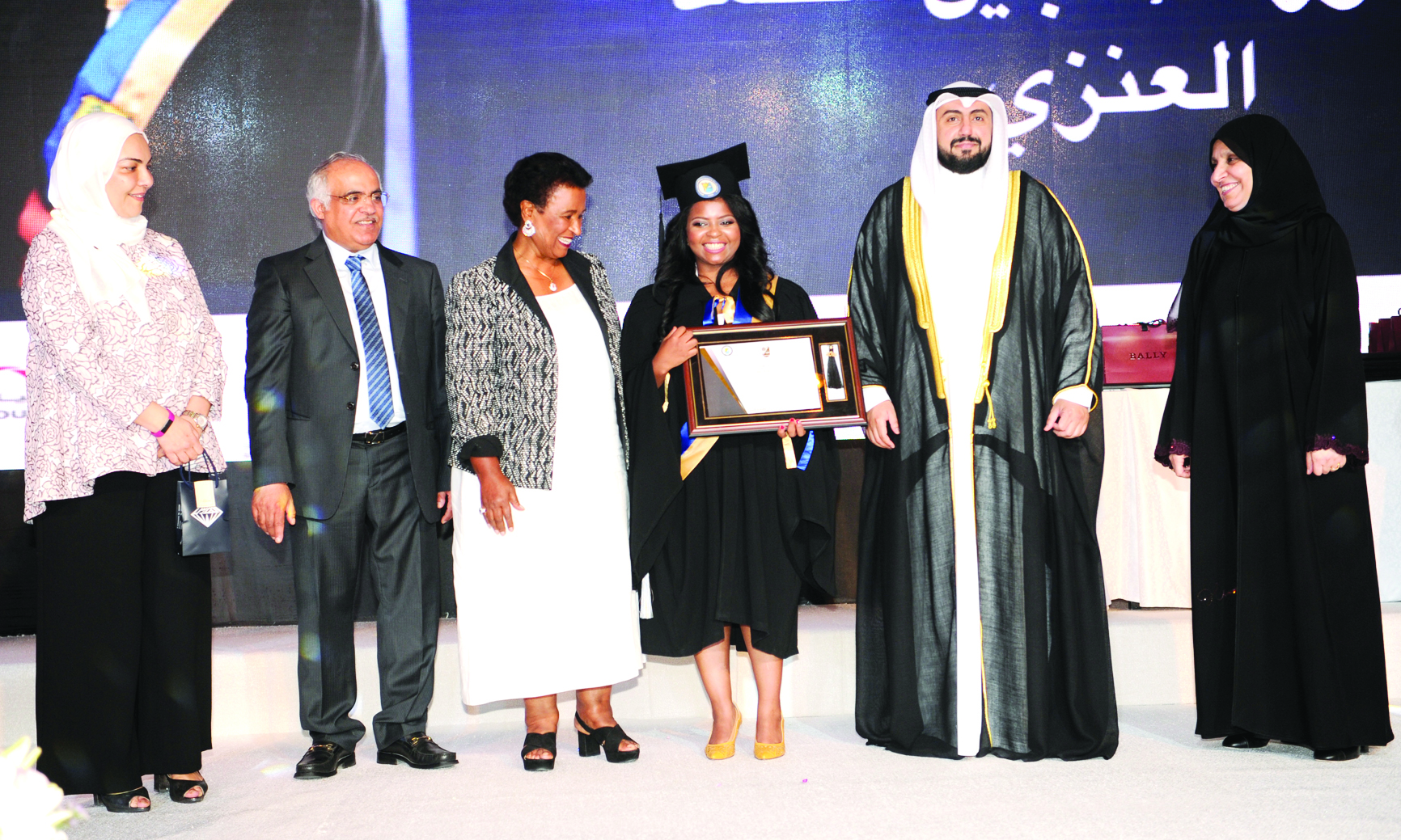 u0627u0644u0648u0632u064au0631 u0627u0644u0635u0628u0627u062d u0648u0627u0644u062eu0636u0631 u0648u0625u062du062fu0649 u0627u0644u062eu0631u064au062cu0627u062a u062au062au0633u0644u0645 u0634u0647u0627u062fu062au0647u0627 t(u062au0635u0648u064au0631 u0637u0627u0631u0642 u0639u0632u0627u0644u062fu064au0646)