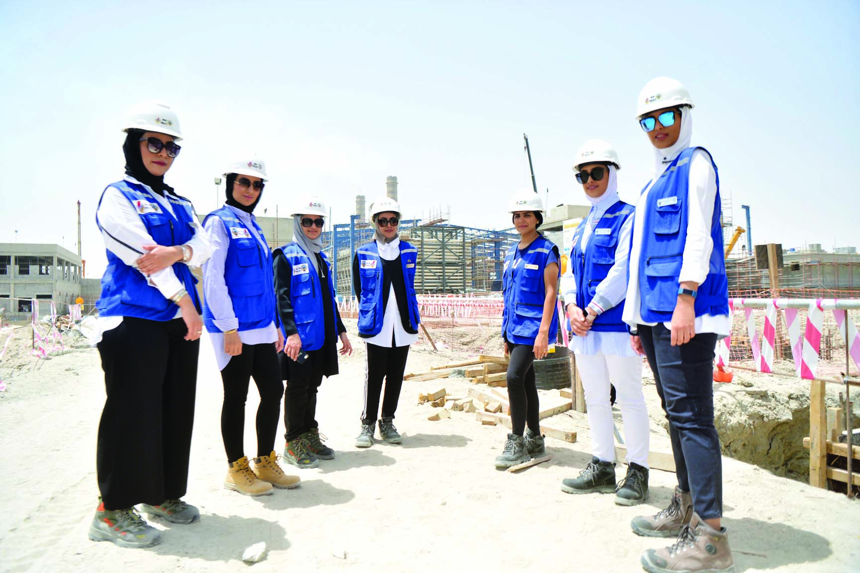 صورة جماعية للمهندسات في موقع العمل		(تصوير نايف العقلة)