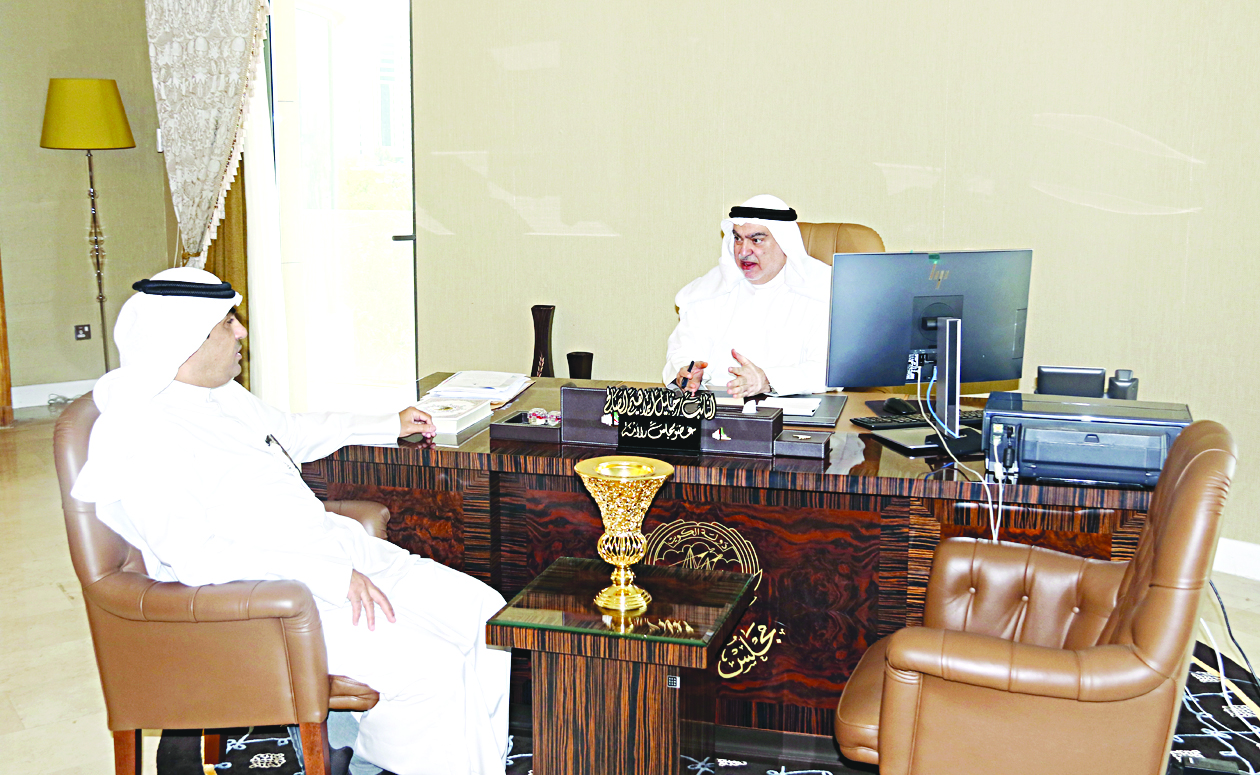 الصالح يتحدث إلى الزميل فرحان الشمري 	(تصوير أسعد عبدالله)
