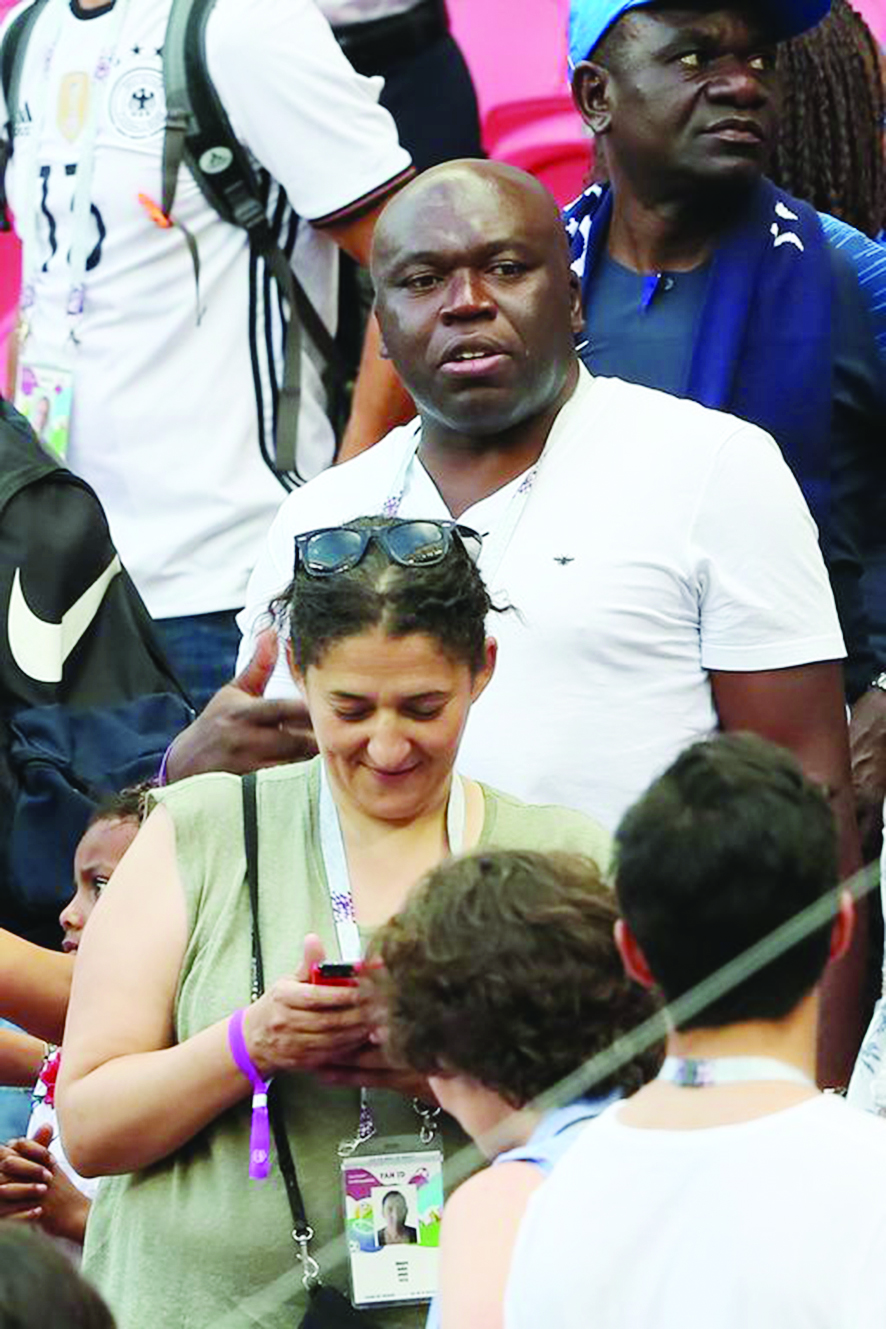 الوالد والوالدة يتابعان نجلهما من مدرجات المونديال 