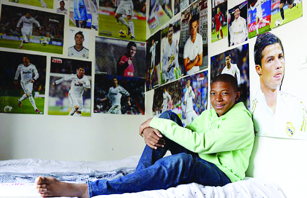 ... في غرفته التي ضاقت بصور «الدون»