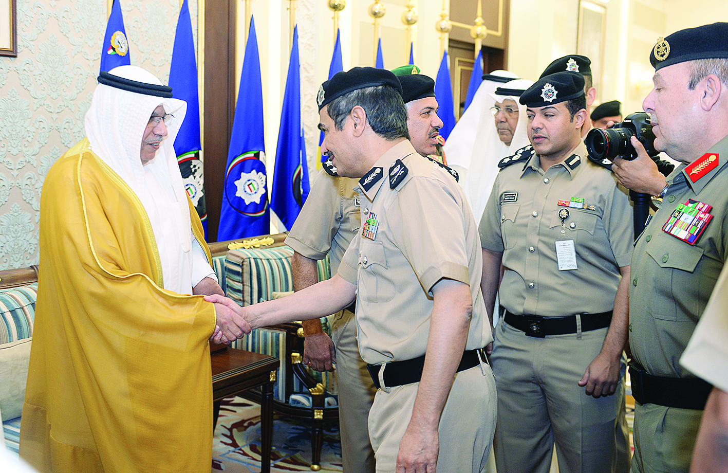 الجراح مستقبلاً عدداً من الضباط وبدا اللواء خالد مضحي الشمري من وزارة الدفاع    	