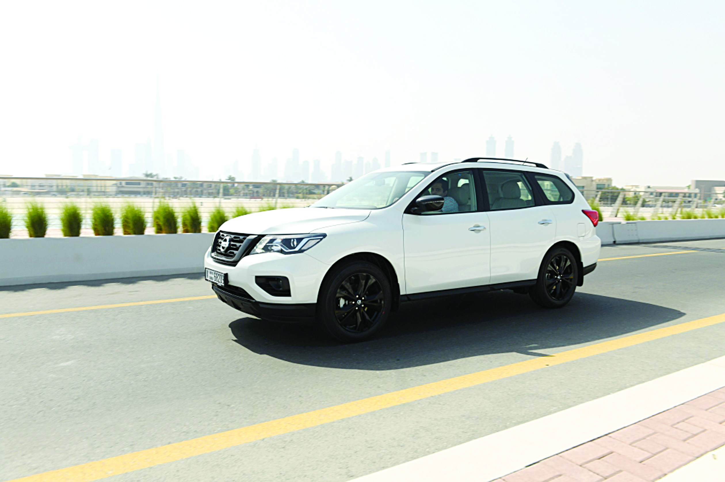 الزميل علي إبراهيم مجرباً المركبة