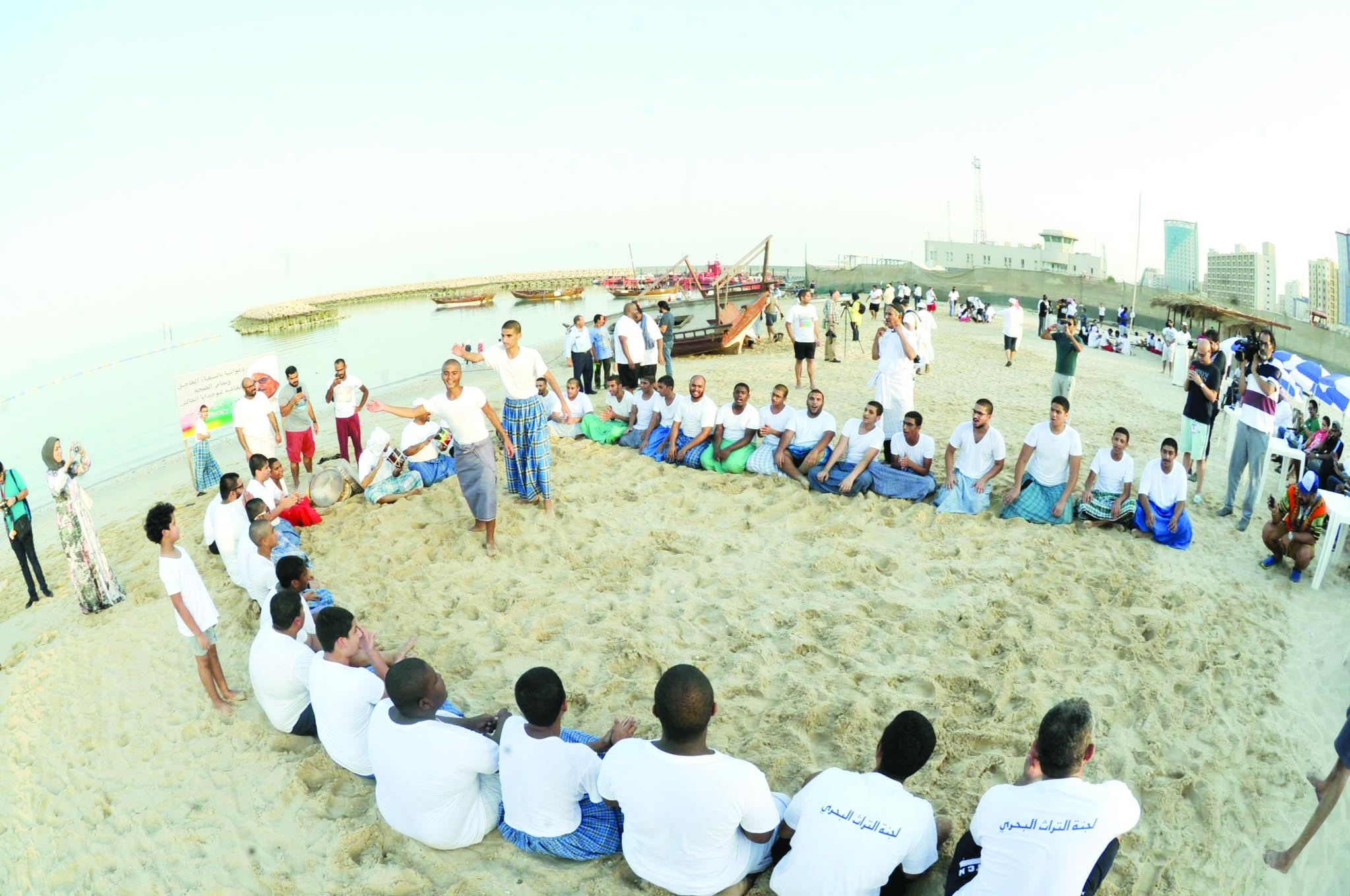 شباب الغوص يحتفلون في يوم الهباب والتشوين	 (تصوير أسعد عبدالله وسعد هنداوي)