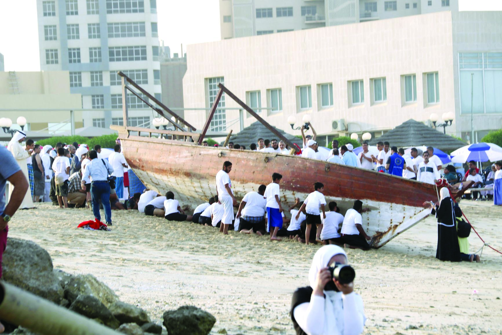 الشباب يجهزون احد المراكب