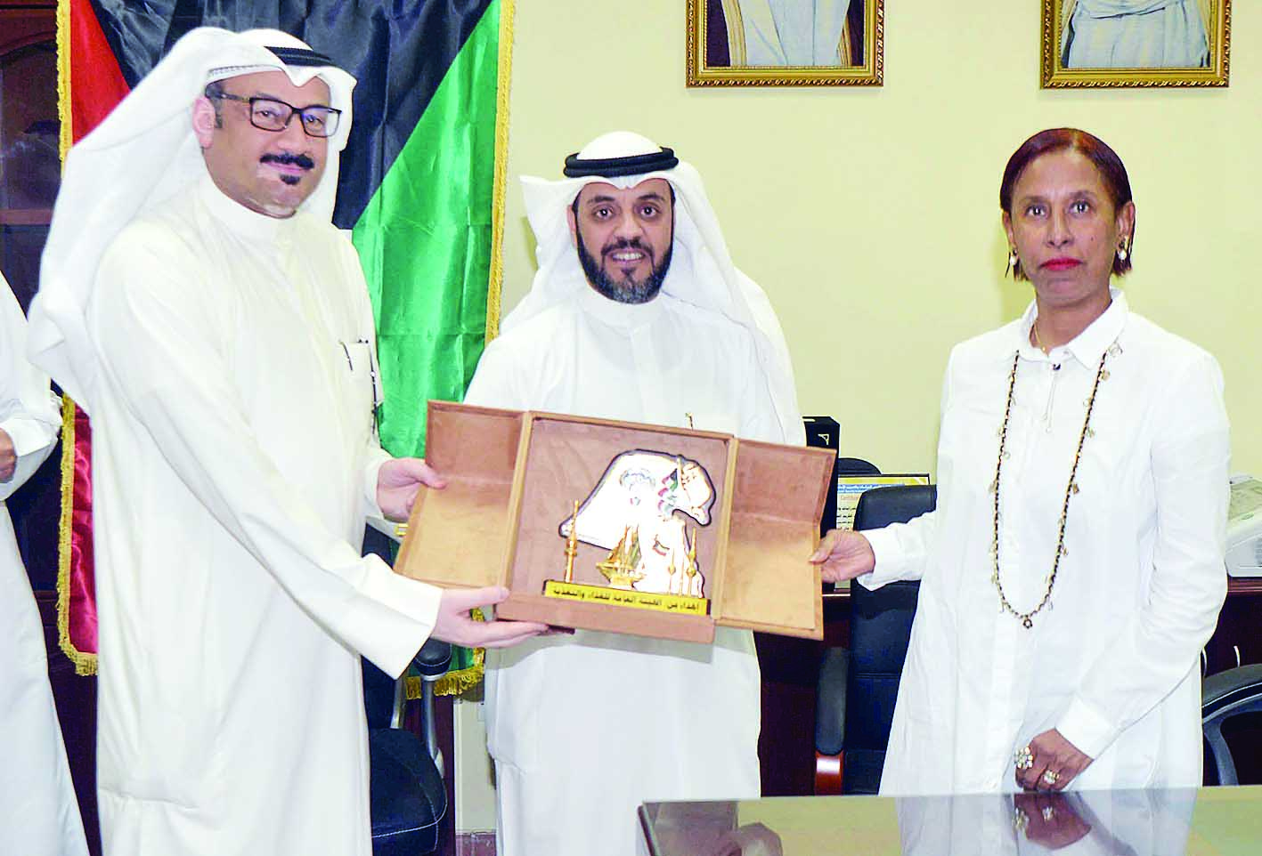 الرشدان والعنزي يكرمان «الراي»