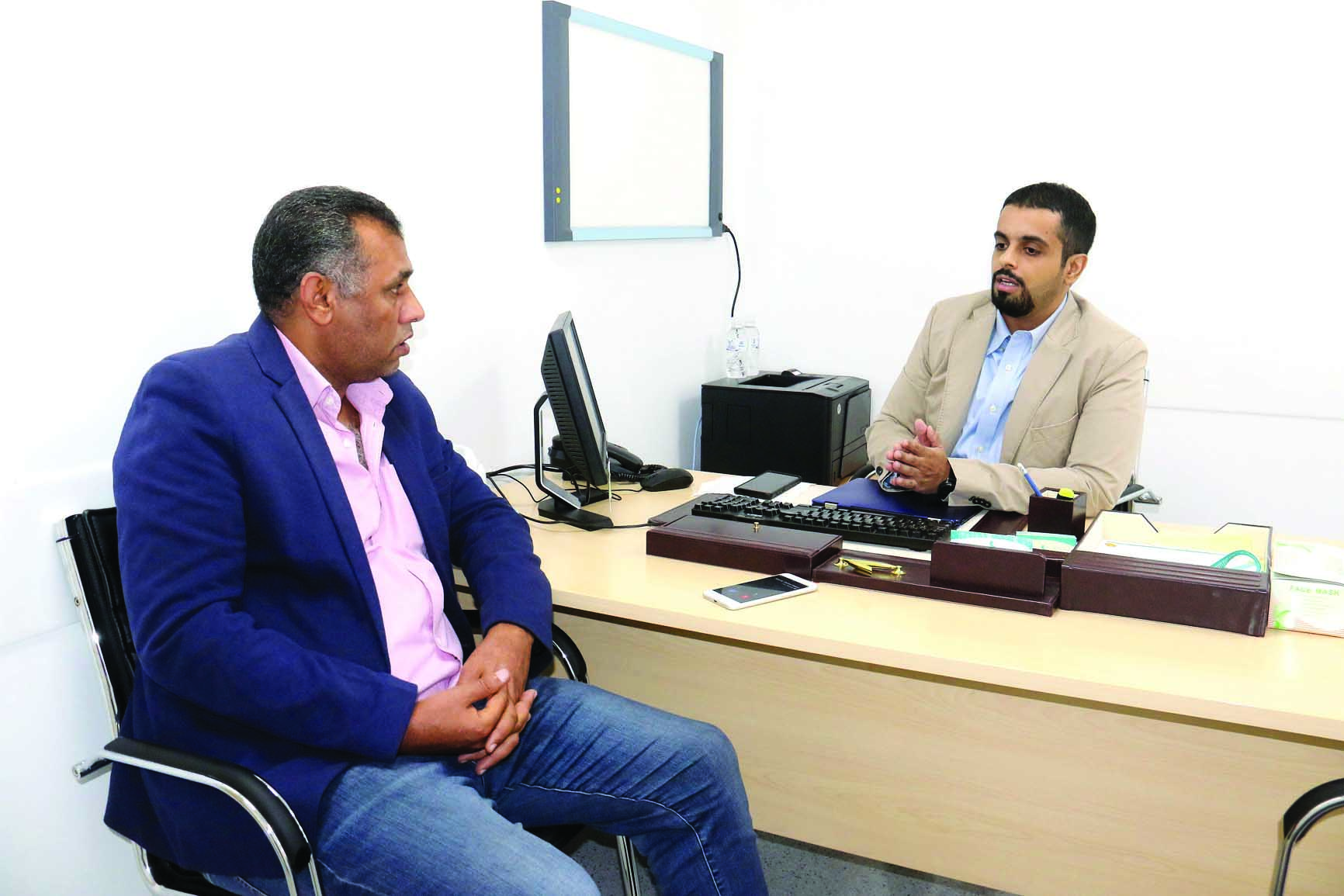 الشارخ يتحدث للزميل عمر العلاس	 (تصوير بسام زيدان)