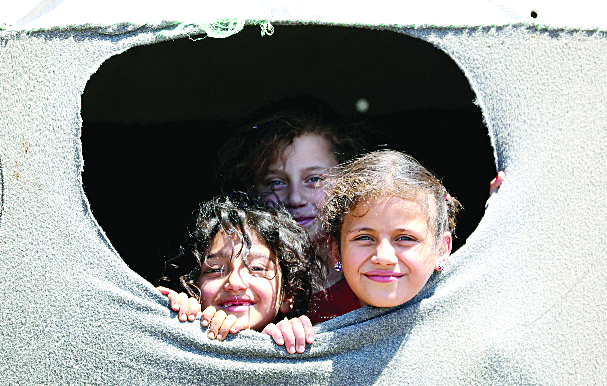 u0623u0637u0641u0627u0644 u0633u0648u0631u064au0648u0646 u0646u0627u0632u062du0648u0646 u062fu0627u062eu0644 u062eu064au0645u0629 u0642u0631u0628 u0627u0644u062cu0648u0644u0627u0646  t   (u0631u0648u064au062au0631u0632)