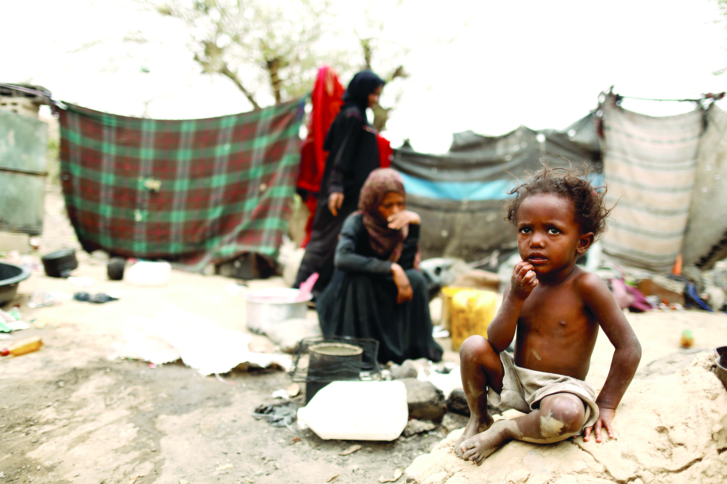 u0637u0641u0644 u0646u0627u0632u062d u0645u0646 u0627u0644u062du062fu064au062fu0629 u0645u0639 u0639u0627u0626u0644u062au0647 u0641u064a u0625u062du062fu0649 u0636u0648u0627u062du064a u0635u0646u0639u0627u0621t(u0631u0648u064au062au0631u0632)