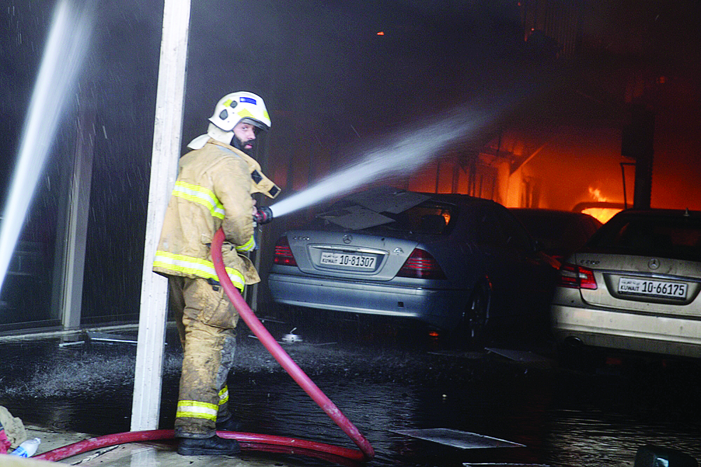 إطفائي يكافح النيران 