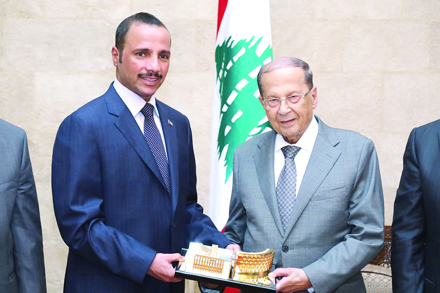 عون متسلماً مجسماً لمجلس الأمة هدية تذكارية من الغانم