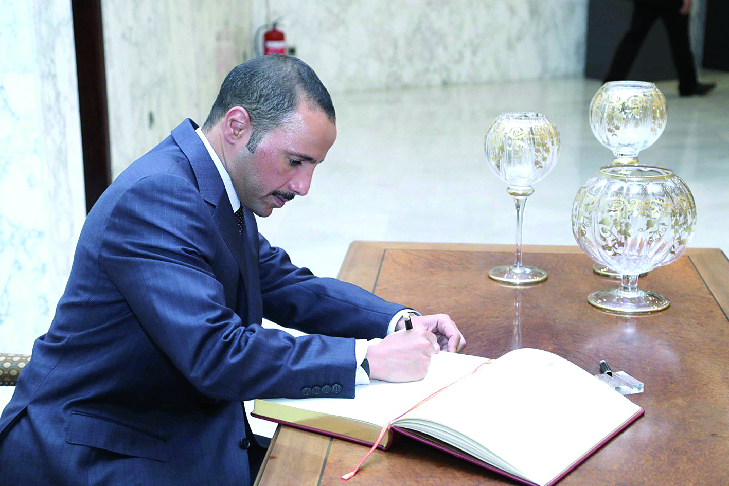 الغانم مدوناً كلمة في سجل التشريفات