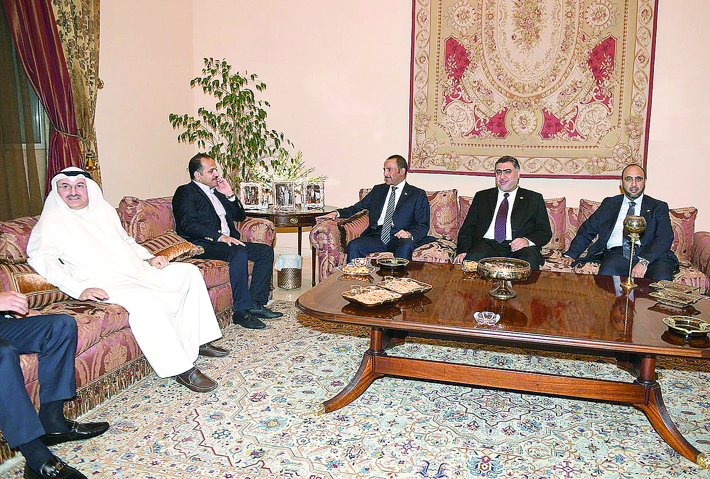 الغانم والوفد المرافق خلال الوليمة على شرفه 