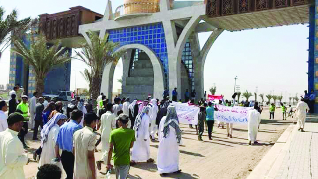 u0639u0631u0627u0642u064au0648u0646 u064au062du062au062cu0648u0646 u0633u0644u0645u064au0627 u0642u0631u0628 u0645u0639u0628u0631 u0635u0641u0648u0627u0646 u0639u0644u0649 u0627u0644u062du062fu0648u062f u0645u0639 u0627u0644u0643u0648u064au062a  