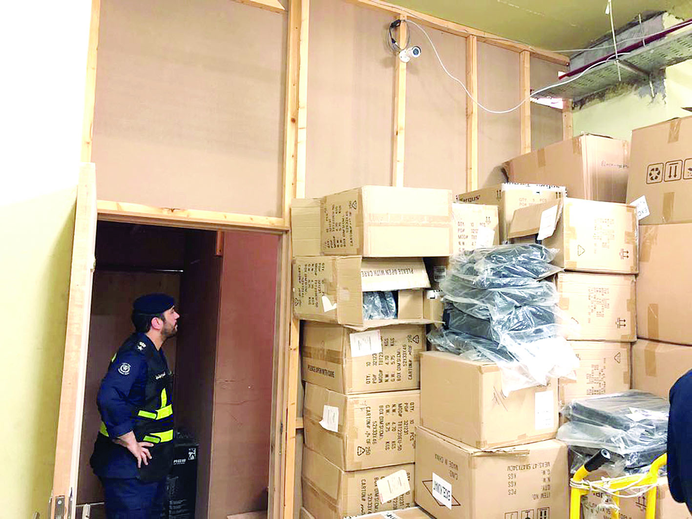 معاينة أحد المخازن