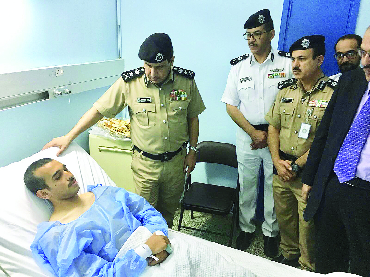 الفريق النهام مطمئناً على أحد المصابين