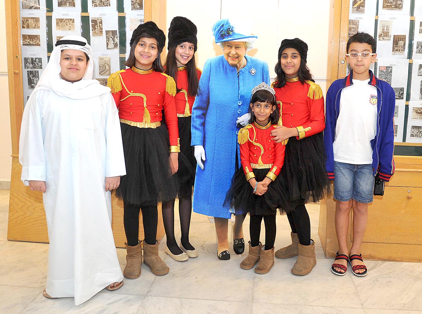 أطفال مع مجسم للملكة في المعرض