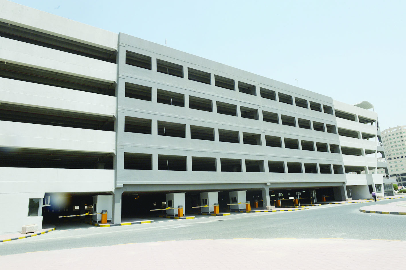 مبنى مواقف برنامج إعادة الهيكلة يتسع لـ1300 سيارة دون استغلال 	(تصوير زكريا عطية)