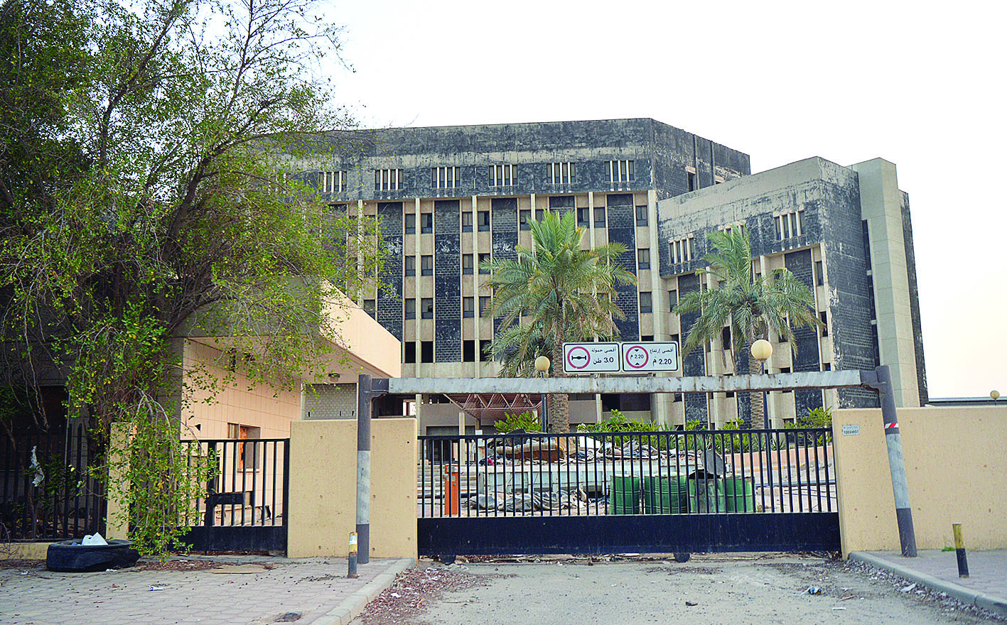 آثار الهرم بدت على مبنى الجمارك ولم يدخله الموظفون