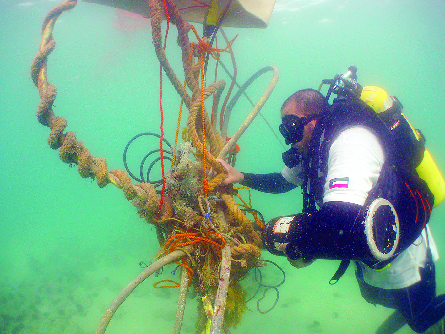  في الاعماق لتنظيف مياه البحر