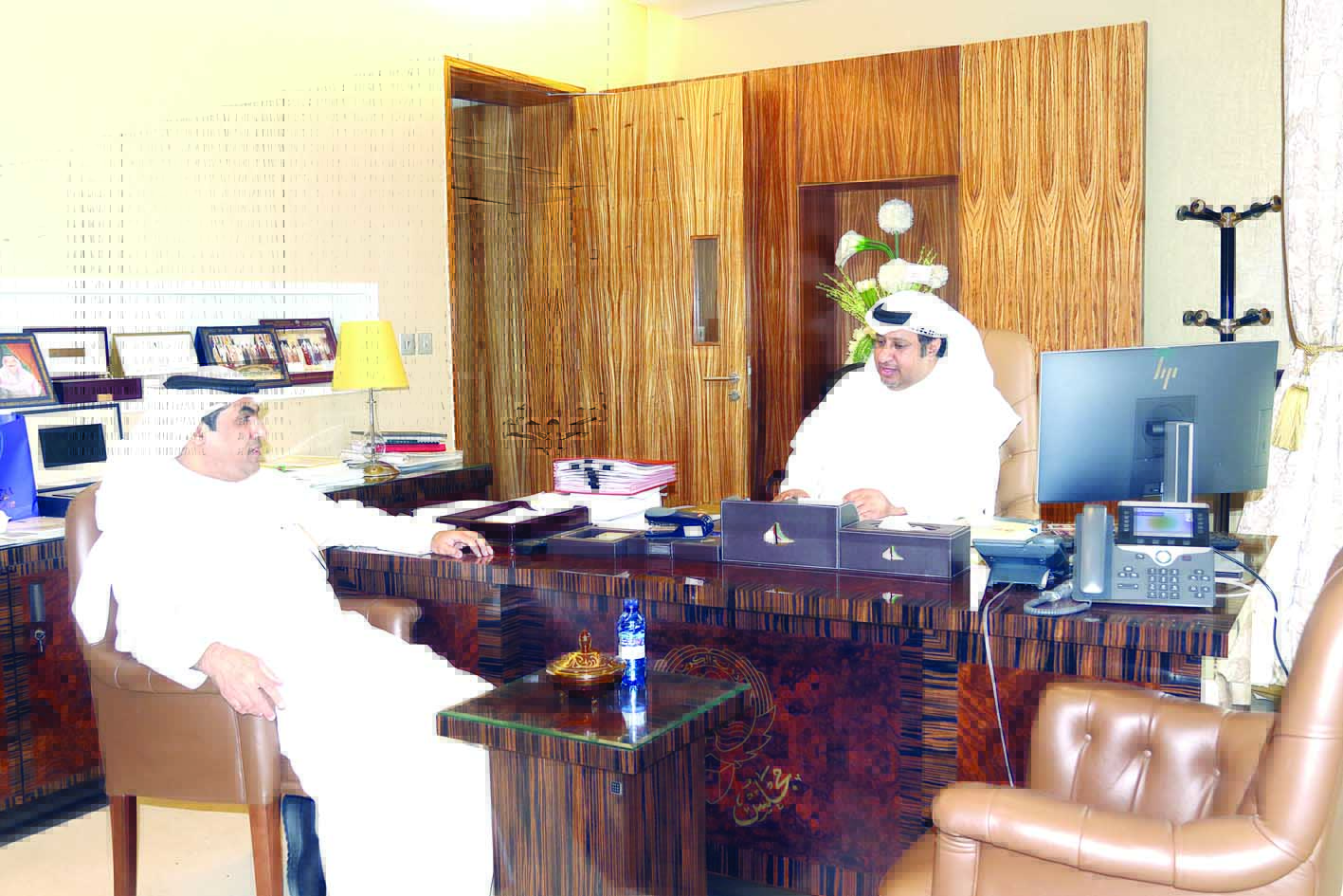 السبيعي متحدثاً للزميل فرحان الشمري (تصوير أسعد عبدالله)