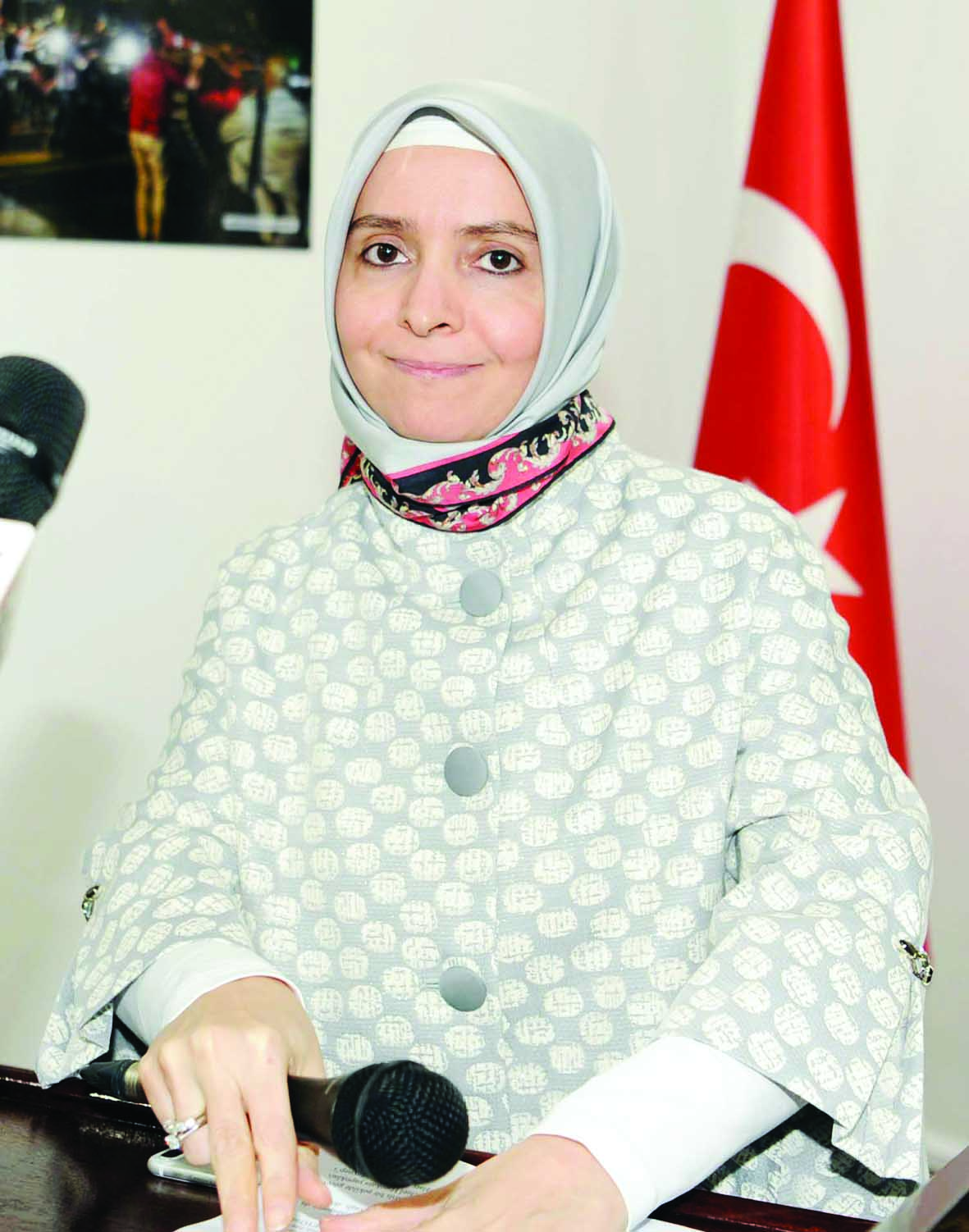 السفيرة التركية متحدثة في الاحتفال  	(تصوير طارق عزالدين)