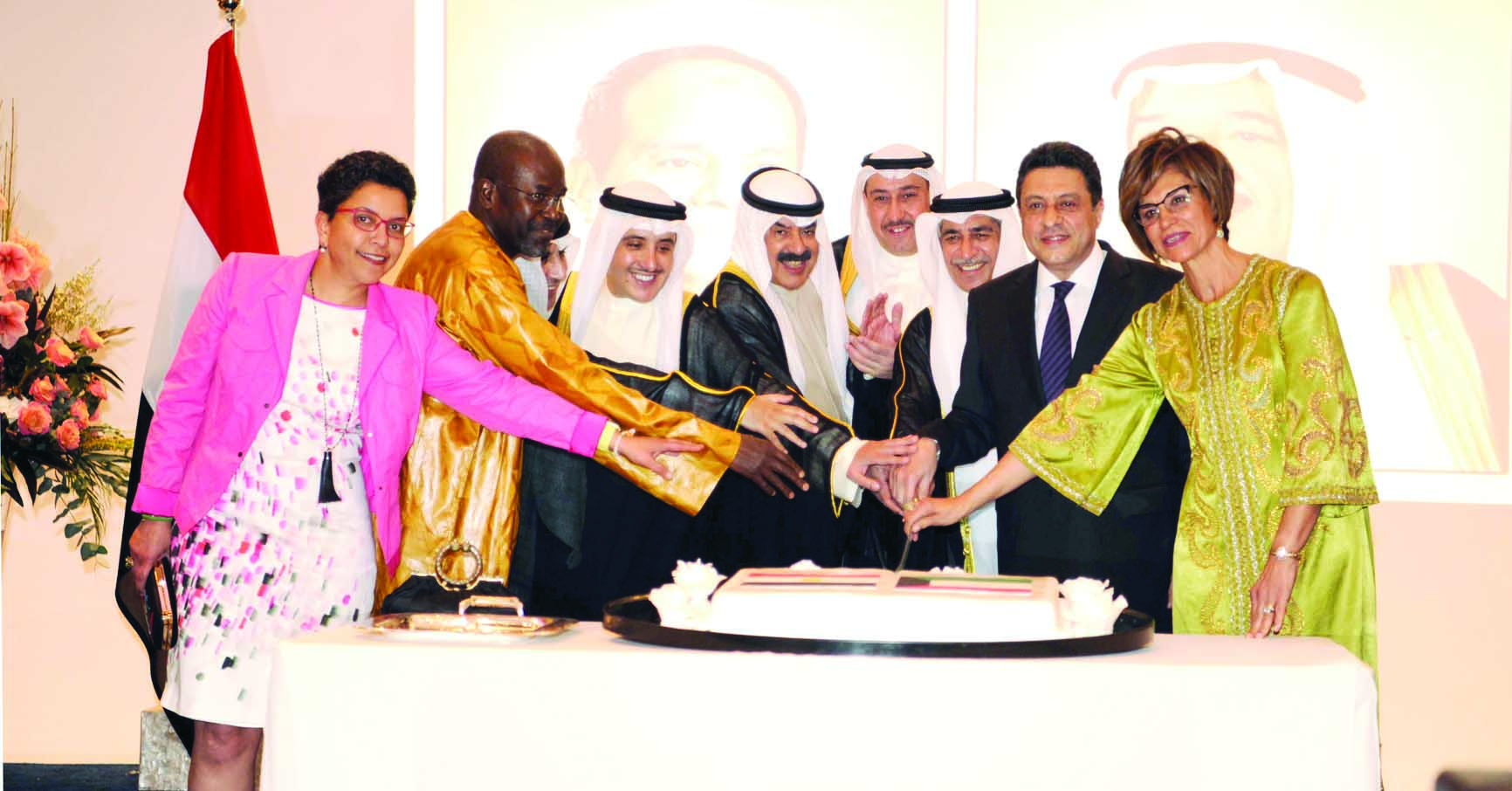 الخرافي والقوني والجارالله يتشاركون بقص قالب الحلوى                                 